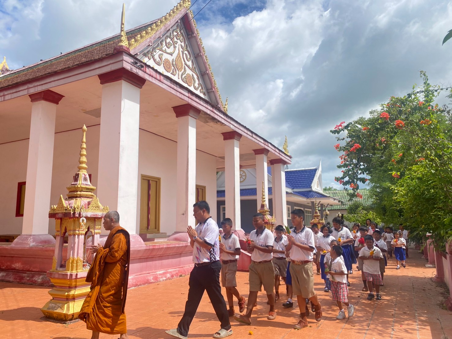 คณะครูนำนักเรียนทำบุญและเวียนเทียนเนื่องในวันอาสาฬหบูชา